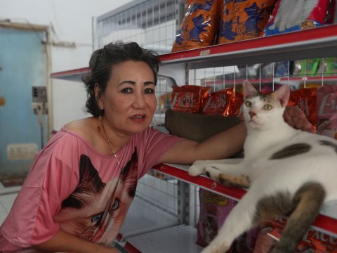 Diana bersama kucing kesayangannya.(Foto Reza Wibisono).JPG