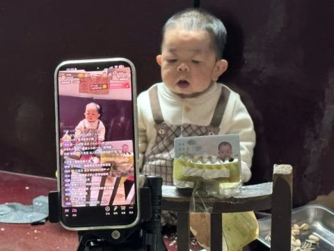 Usianya 25 tahun, tetapi tubuh Wang Junming masih seperti bayi. Kisah hidup dan kasih sayang keluarganya menyentuh hati.