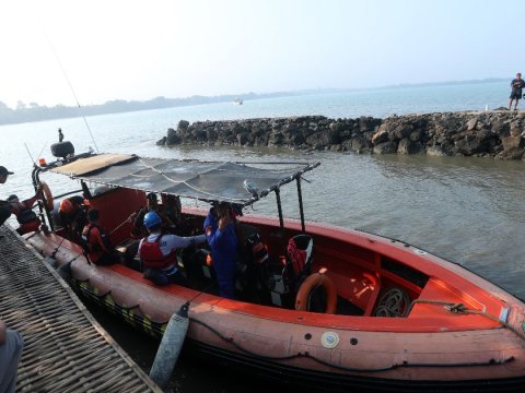 Keluarga lima wartawan yang hilang di Selat Sunda masih menanti kabar, antara harapan, ikhtiar, dan keikhlasan.(Foto: Reza Wibisono)
