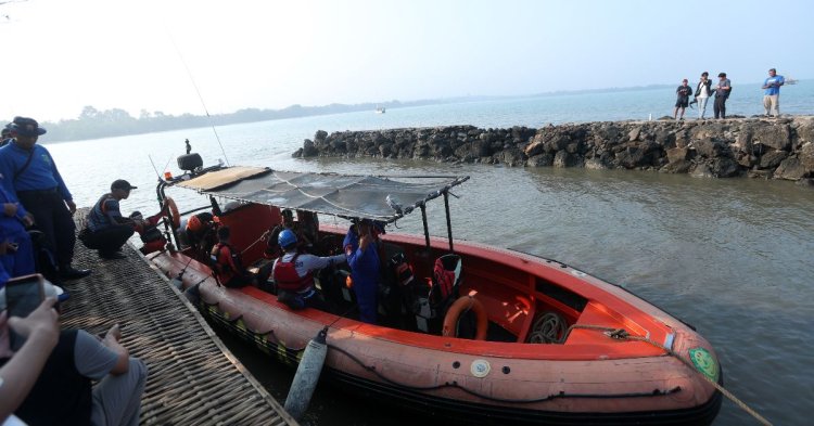 Keluarga lima wartawan yang hilang di Selat Sunda masih menanti kabar, antara harapan, ikhtiar, dan keikhlasan.(Foto: Reza Wibisono)