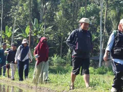 Tiga saudari kembar punya cara tak biasa mengubah desa. Bukan membangun destinasi, tapi menjual kehidupan warganya.